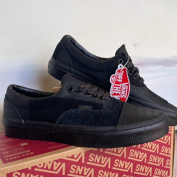 Vans WMNS Era Patchwork
Mono Patchwork Blackout
VN0A4BVU10J
Sneakers - Picture 6 of 16